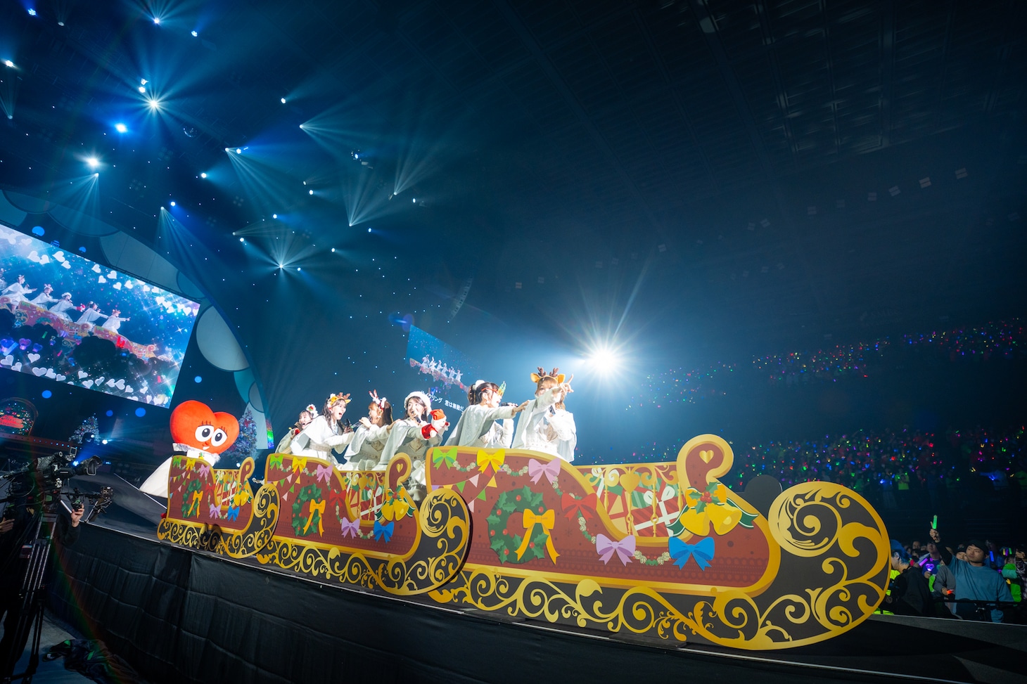 「初恋サイクリング」を披露する超ときめき♡宣伝部。