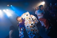 「I LOVE WAKA」のパフォーマンスの様子。（撮影：Kotetsu）