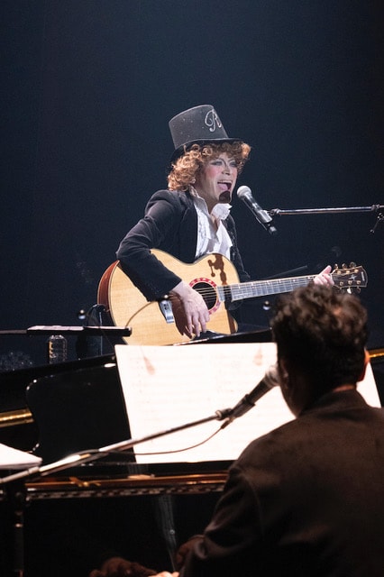 ROLLYがデビュー35周年記念ライブのファイナル公演開催、コンセプトは「生前葬」