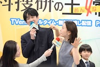 松本まりか（中央右）に“洗濯物”として扱われる横山裕（SUPER EIGHT / 中央左）。