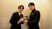 ぬいを持つ永瀬廉（左）、福山雅治（右）。