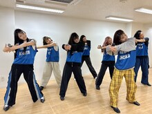 超特急「超えてアバンチュール」のレッスンを行うMISS MERCY。