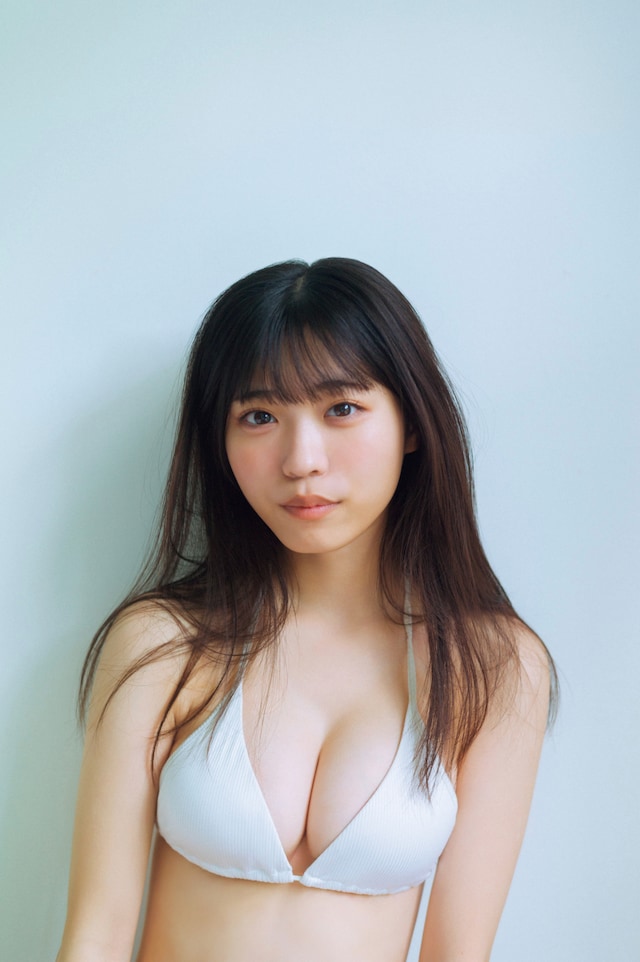 金澤亜美（僕が見たかった青空）1st写真集の掲載カット。（撮影：細居幸次郎）