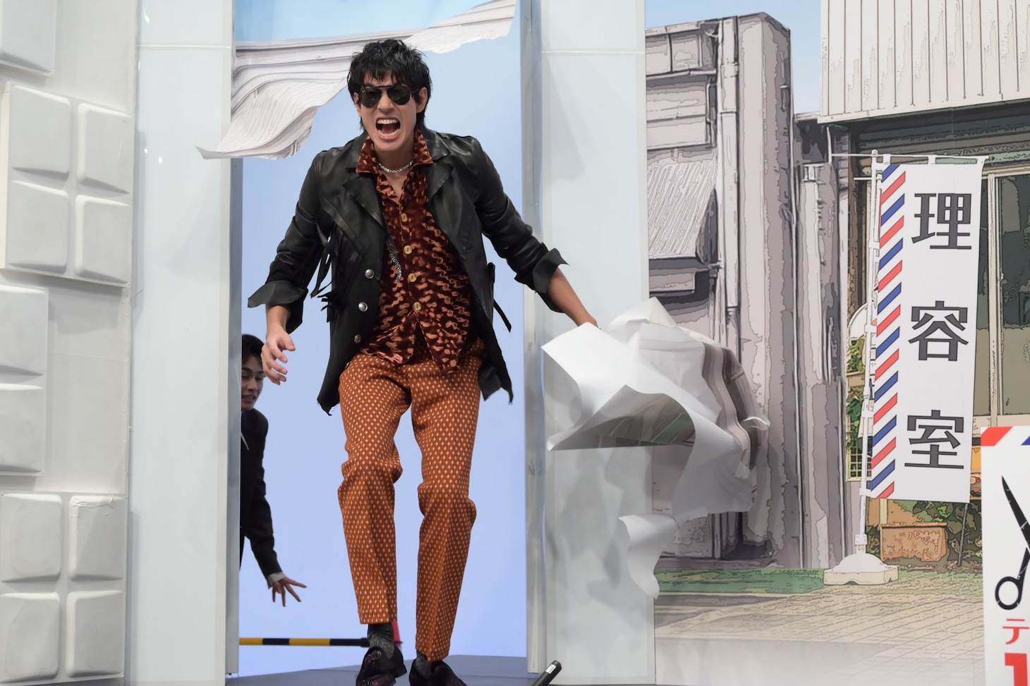 壁を突き破って登場した日暮歩（中島歩）。