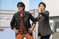 “悪徳政治家”を探す日暮歩（中島歩）と月白司（草川拓弥）。