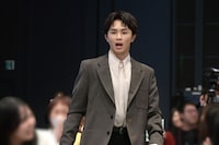 客席に飛び込んだ月白司（草川拓弥）。