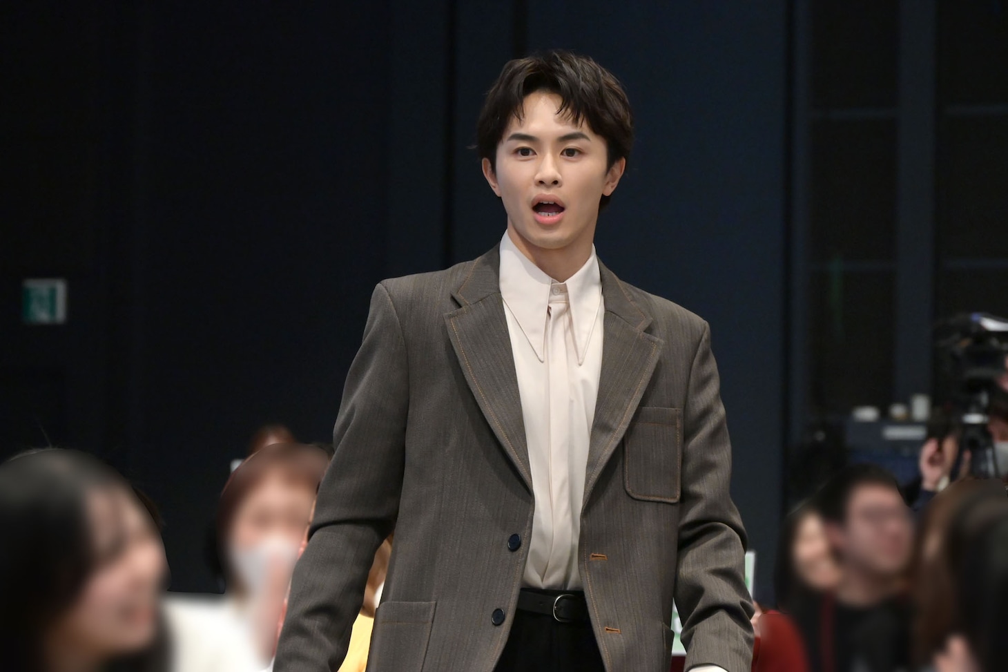 客席に飛び込んだ月白司（草川拓弥）。