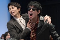 「オールドメディアかー！」「報じろ～！」と叫ぶ日暮歩（中島歩）を制する月白司（草川拓弥）。