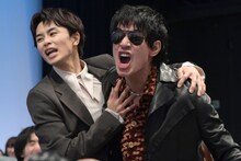 「オールドメディアかー！」「報じろ～！」と叫ぶ日暮歩（中島歩）を制する月白司（草川拓弥）。