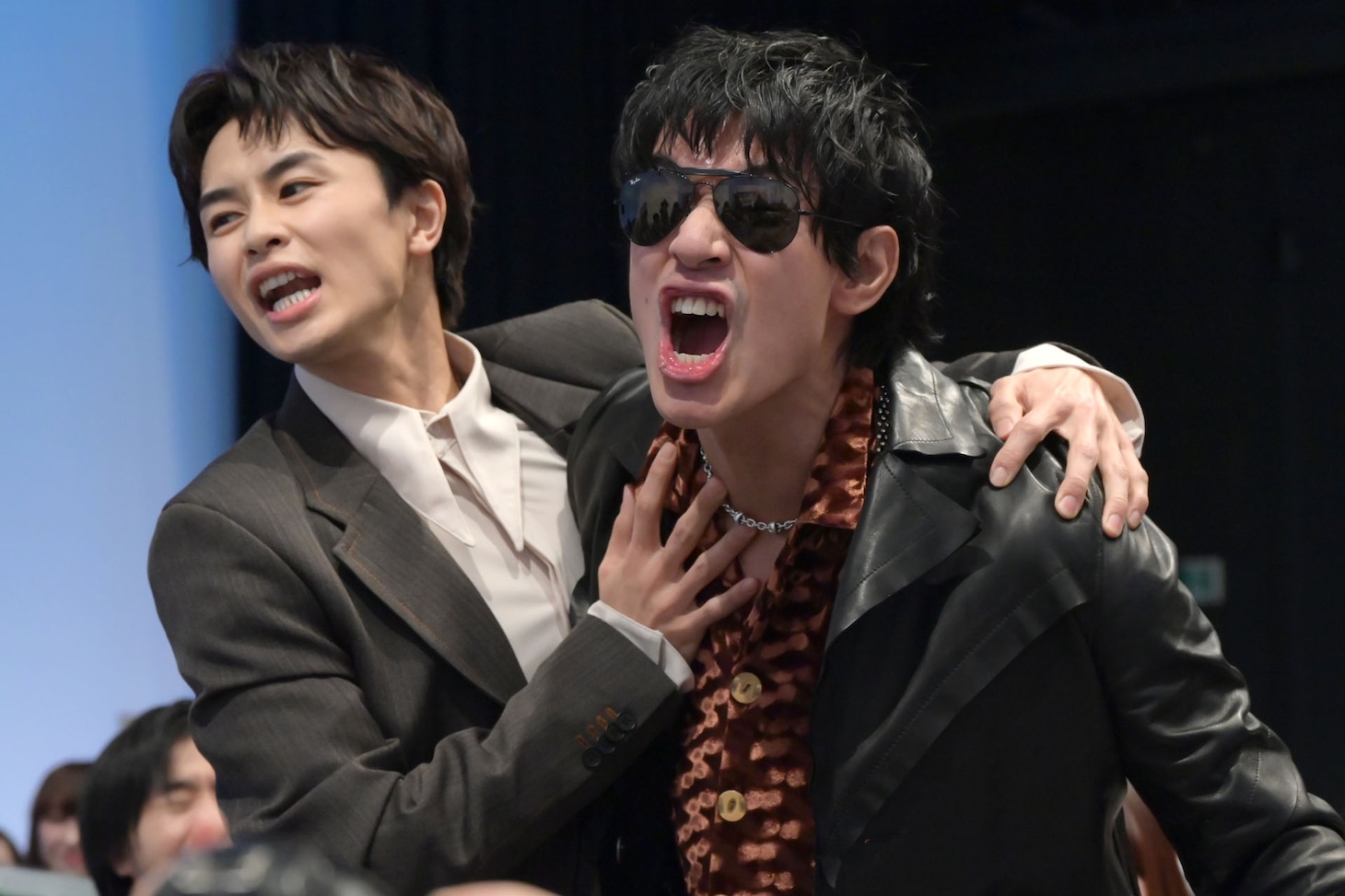 「オールドメディアかー！」「報じろ～！」と叫ぶ日暮歩（中島歩）を制する月白司（草川拓弥）。