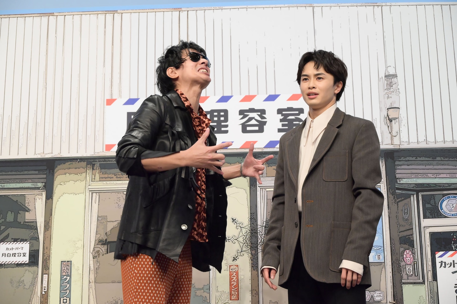 ステージに戻って来た日暮歩（中島歩）と月白司（草川拓弥）。