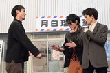 佐々木しんのすけ（高良健吾）にアメをもらう日暮歩（中島歩）と月白司（草川拓弥）。