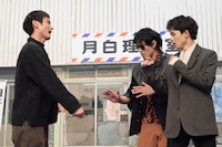 佐々木しんのすけ（高良健吾）にアメをもらう日暮歩（中島歩）と月白司（草川拓弥）。