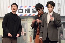 佐々木しんのすけ（高良健吾）に“政治資金洗浄パーティ”の会場を教えてもらう日暮歩（中島歩）と月白司（草川拓弥）。