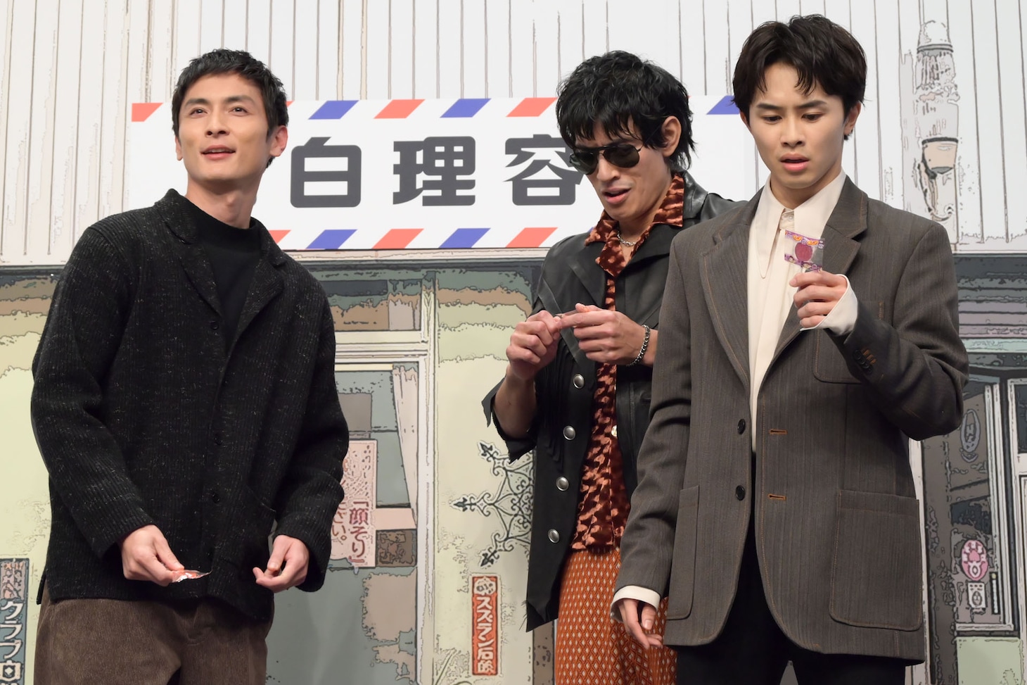 佐々木しんのすけ（高良健吾）に“政治資金洗浄パーティ”の会場を教えてもらう日暮歩（中島歩）と月白司（草川拓弥）。