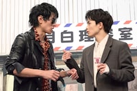 目を合わせる日暮歩（中島歩）と月白司（草川拓弥）。