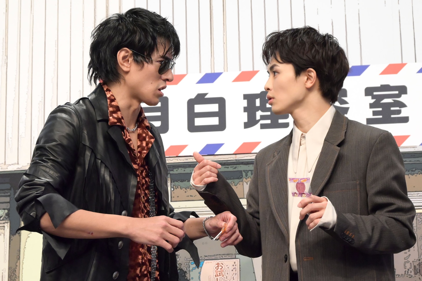 目を合わせる日暮歩（中島歩）と月白司（草川拓弥）。