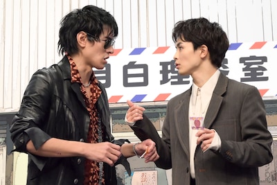 目を合わせる日暮歩（中島歩）と月白司（草川拓弥）。