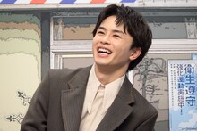 爆笑する草川拓弥（超特急）。