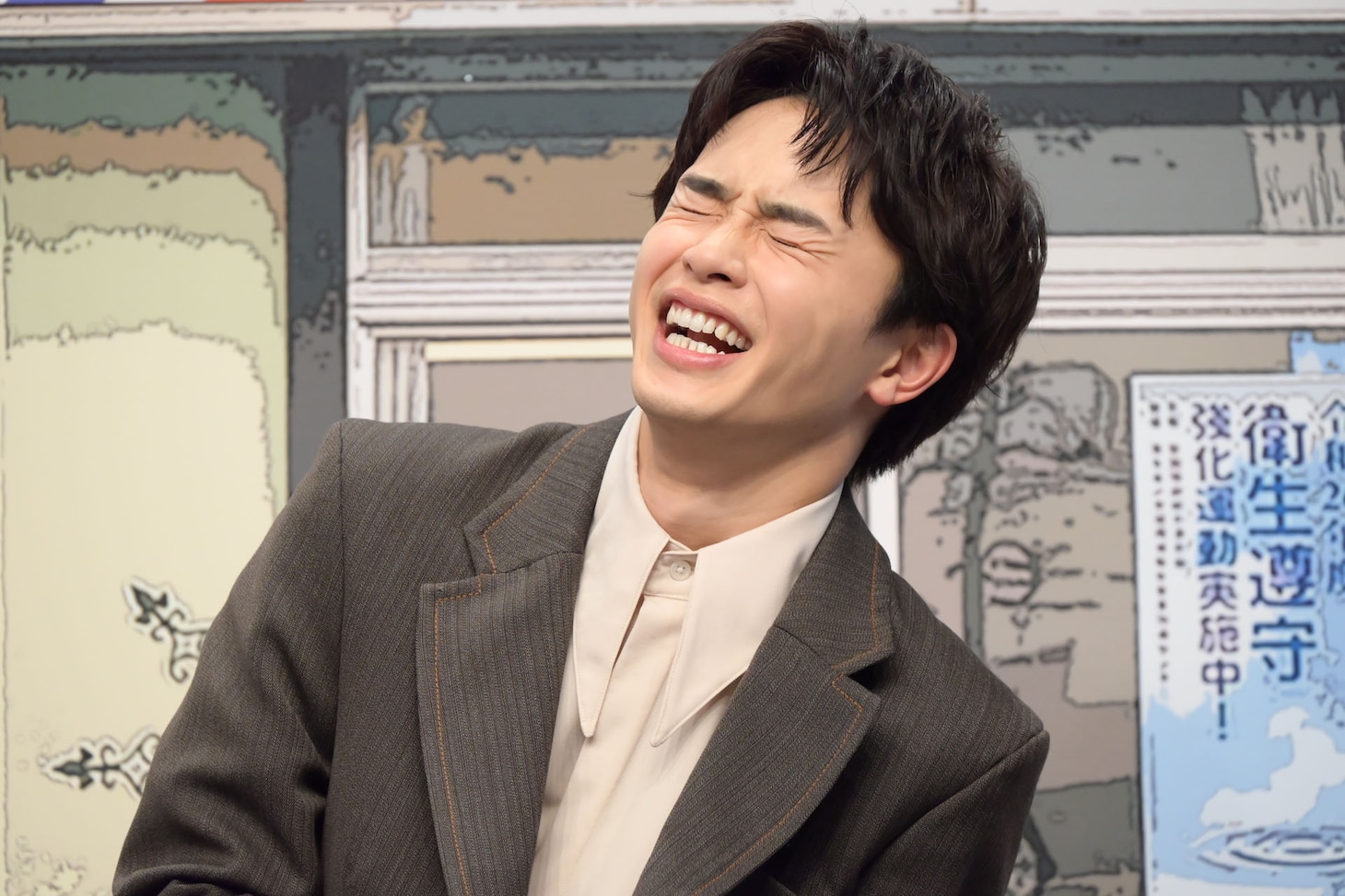 爆笑する草川拓弥（超特急）。