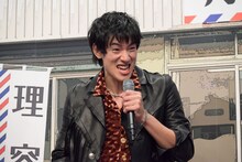 「バッドなイメージのひらがな」を発表する中島歩。