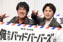 勢いよくポーズを決める中島歩と草川拓弥（超特急）。