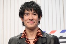 「ポーズなしで」とリクエストされた途端にスンとする中島歩。