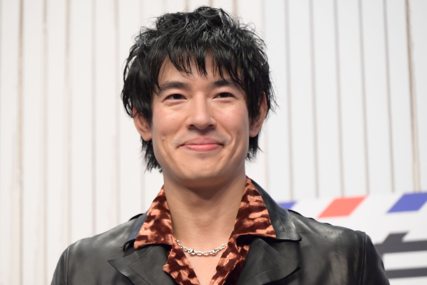 「ポーズなしで」とリクエストされた途端にスンとする中島歩。