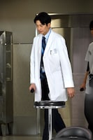 報道陣の前に姿を現す向井理。