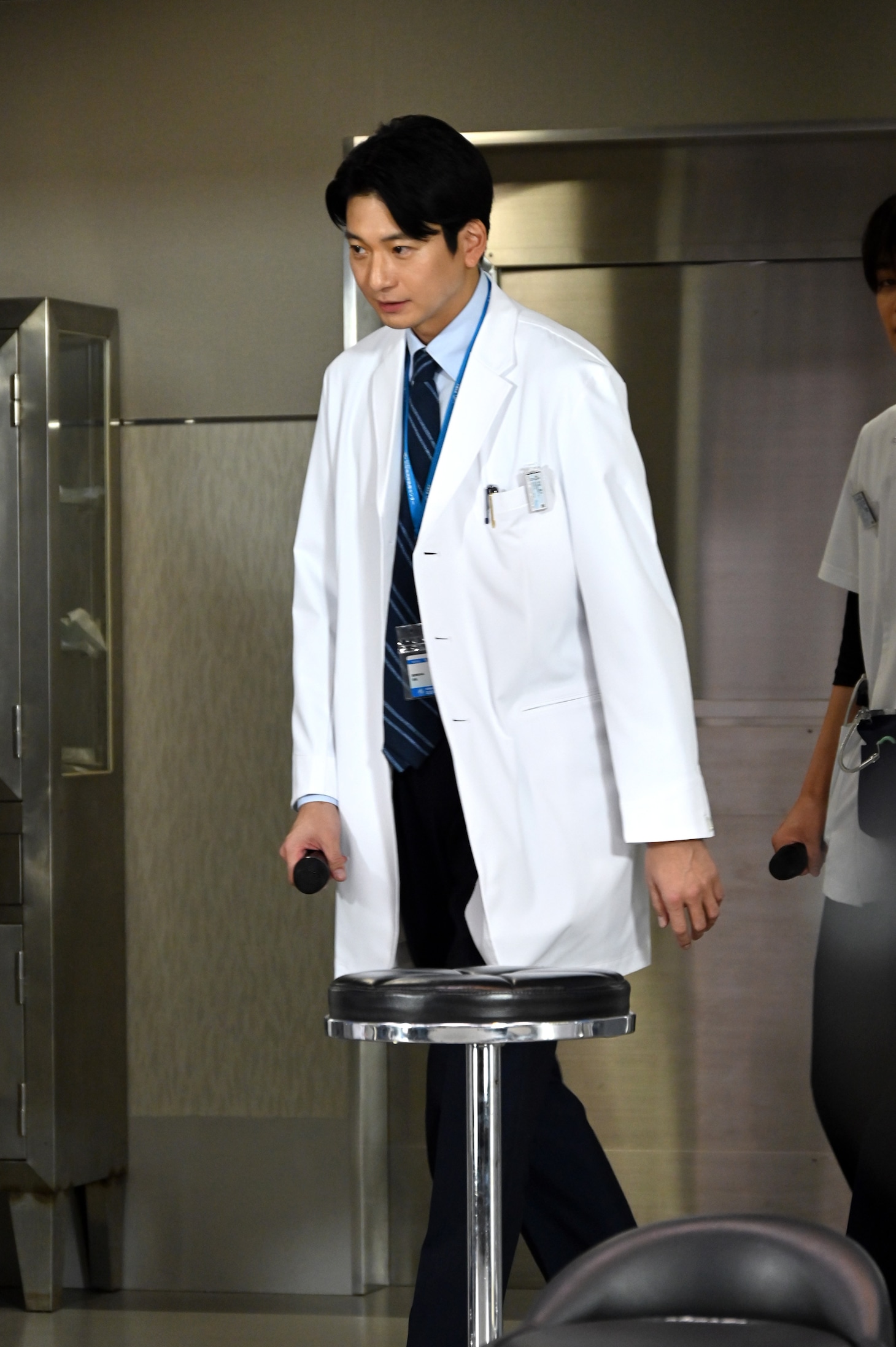 報道陣の前に姿を現す向井理。