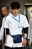 ドラマの撮影セットの奥から現れる宮世琉弥。