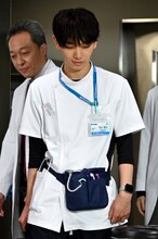 ドラマの撮影セットの奥から現れる宮世琉弥。