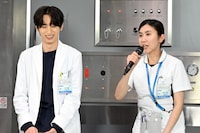 「タバコが好きすぎる」という薄幸（右）のあけすけな言葉に思わず笑ってしまう許豊凡（左）。