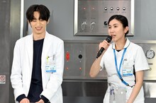 「タバコが好きすぎる」という薄幸（右）のあけすけな言葉に思わず笑ってしまう許豊凡（左）。