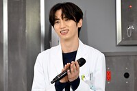 にこにこ拍手する許豊凡。