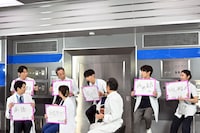 フリップコーナーで自身の回答を説明する宮世琉弥（上段中央）。