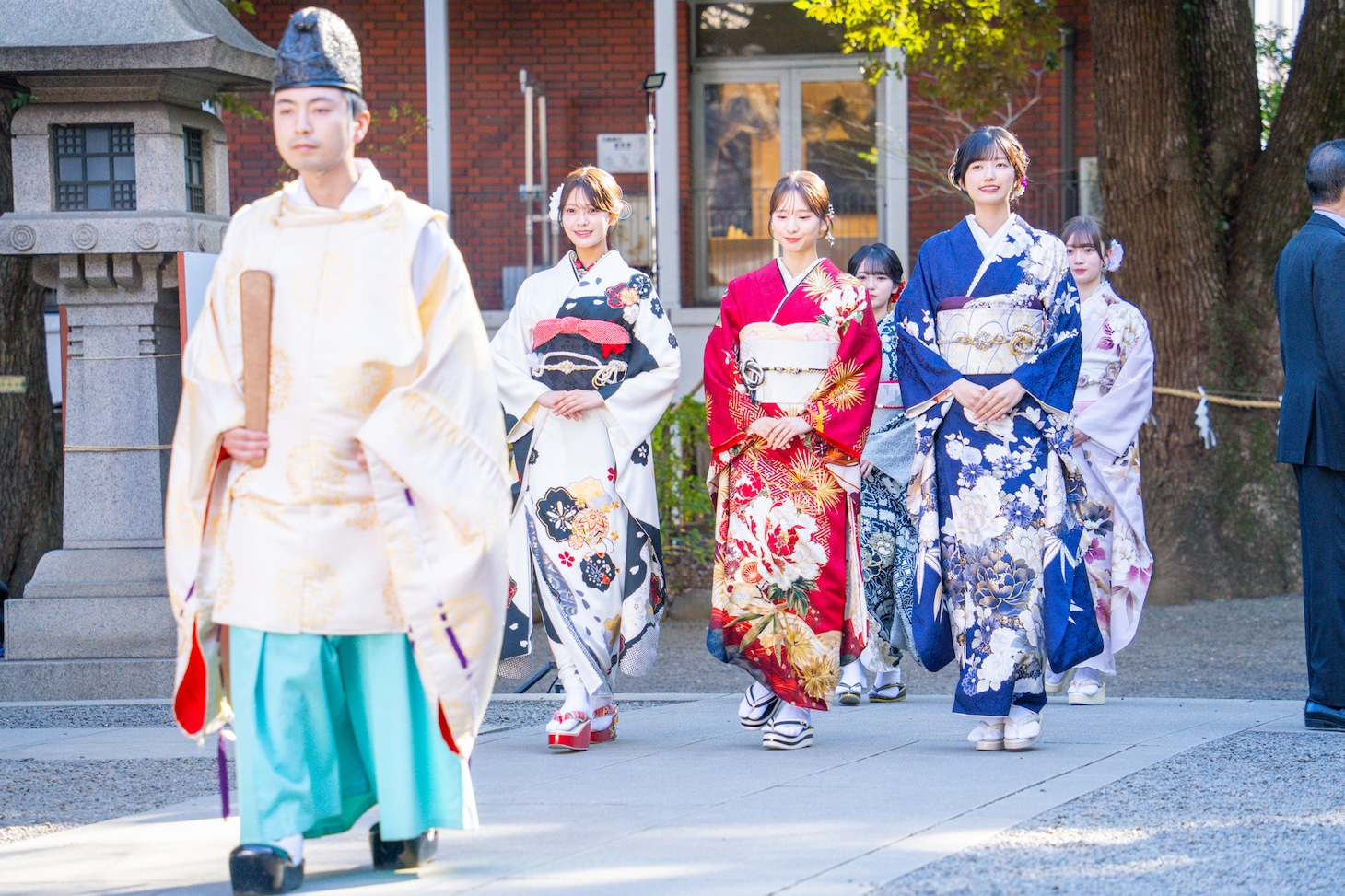 本殿に向かう乃木坂46の新成人メンバー。