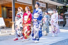 本殿に向かう乃木坂46の新成人メンバー。