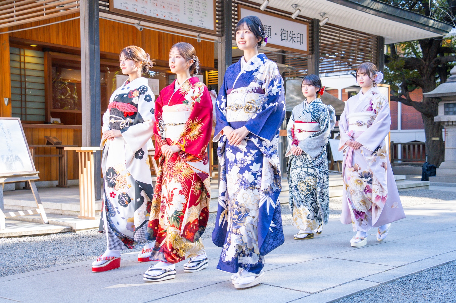 本殿に向かう乃木坂46の新成人メンバー。