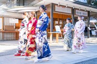 本殿に向かう乃木坂46の新成人メンバー。