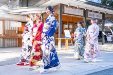 本殿に向かう乃木坂46の新成人メンバー。