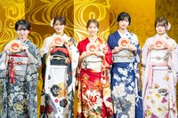 絵馬を見せる乃木坂46の新成人メンバー。
