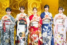 絵馬を見せる乃木坂46の新成人メンバー。