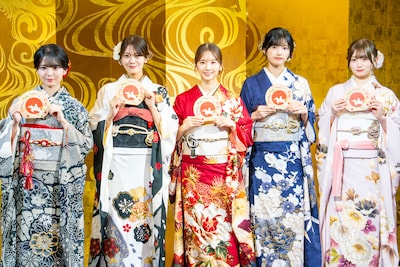 絵馬を見せる乃木坂46の新成人メンバー。