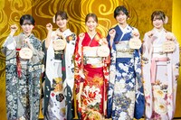 「パカラッ」ポーズをする乃木坂46の新成人メンバー。