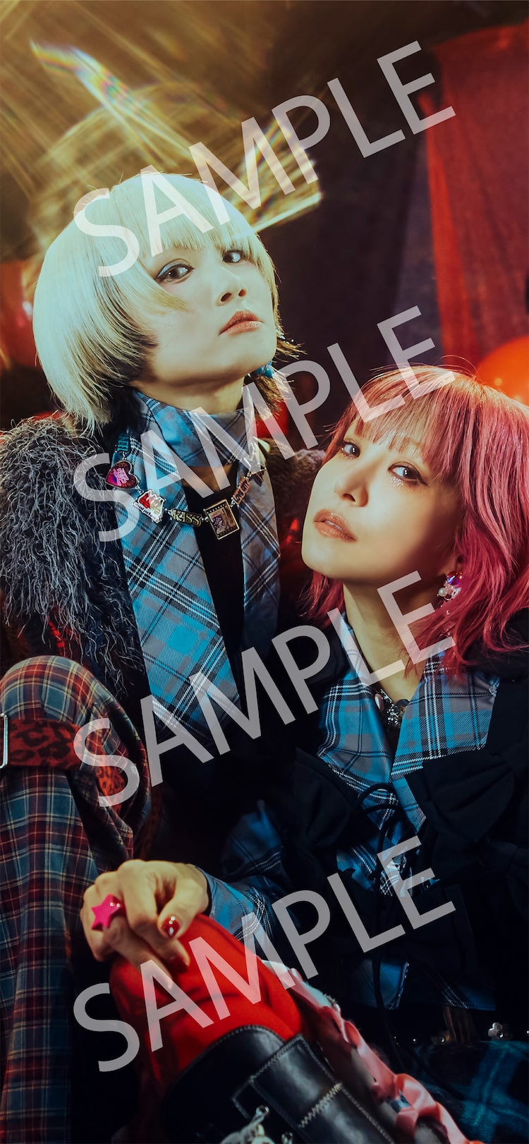 ReolとLiSAのツーショット写真を使用したオリジナルスマホ壁紙。