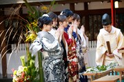 合掌する乃木坂46の新成人メンバー。©乃木坂46LLC