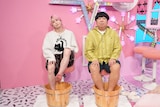 美肌の湯の足湯を堪能する佐久間大介と日村勇紀。©日本テレビ