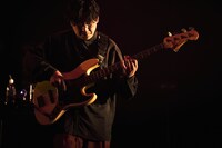 後鳥亮介（B / indigo la End）（撮影：中野敬久）