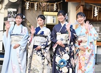 報道陣の中に塩釜を見つけて緊張が和らぐ新成人メンバー。